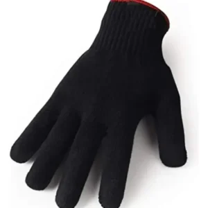 Guante térmico protección de planchas para cabello colocado en mano derecha durante alisado.